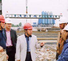       圖為學(xué)院畢業(yè)生韋世國(guó)副局長(zhǎng)（左一）、學(xué)院畢業(yè)生九泰公司 總經(jīng)理關(guān)和平（中）在施工現(xiàn)場(chǎng)