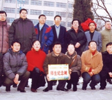       2004年12月路大三、四班畢業(yè)生十五周年同學(xué)聚會在母校栽下師生紀念 樹祝母校更加輝煌